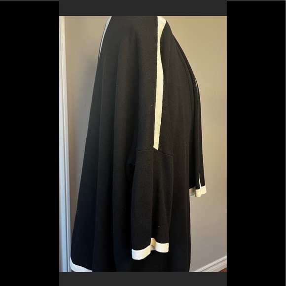 NWOT Chico’s Cape in Black and Cream! - Picture 7 of 9